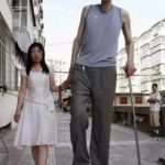 中國第一巨人鮑喜順:57歲不聽醫生忠告執意生子,兒子現在多高?