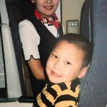 他小時候「找漂亮空姐合照」紀念第一次搭飛機,15年後「再次飛機上相遇」網讚:緣分早註定!