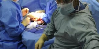 超扯醫療悲劇!假醫師醉酒開刀、邊看YouTube邊「學手術」患者慘遭活活切死