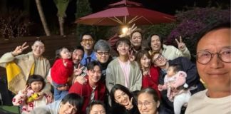 苗僑偉夫婦去李璨琛家拜年,64歲戚美珍素顏出鏡,兩鬢頭頂已花白