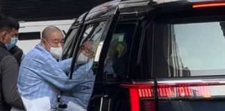 75歲劉鑾雄現身香港街頭!穿病號服走路晃悠,需保鏢攙扶引人擔憂