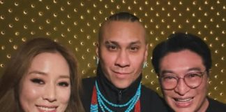 徐子淇在自家餐廳接待外賓,穿西裝幹練大方,親力親為打理生意