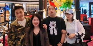 65歲吳鎮宇一家三口現身新加坡,老婆氣質出眾,18歲費曼瘦了好多
