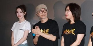 周星馳86歲媽媽罕見露臉,現身首映禮狀態年輕,姐姐也在滿頭白髮